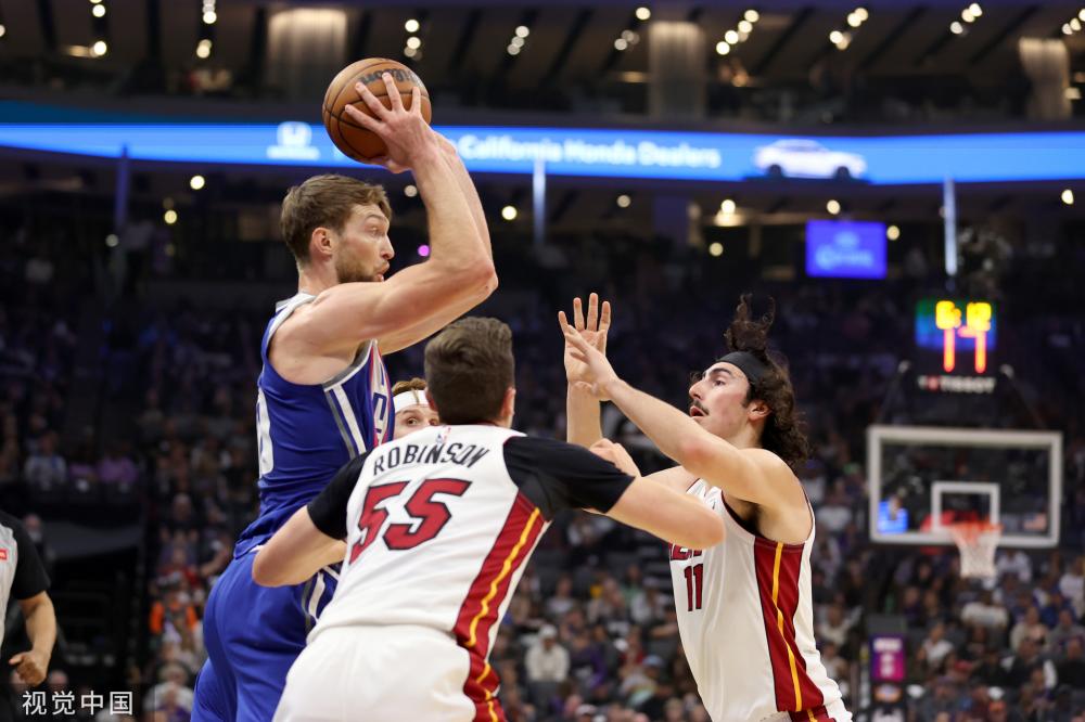 一道餐桌上 一道餐桌上